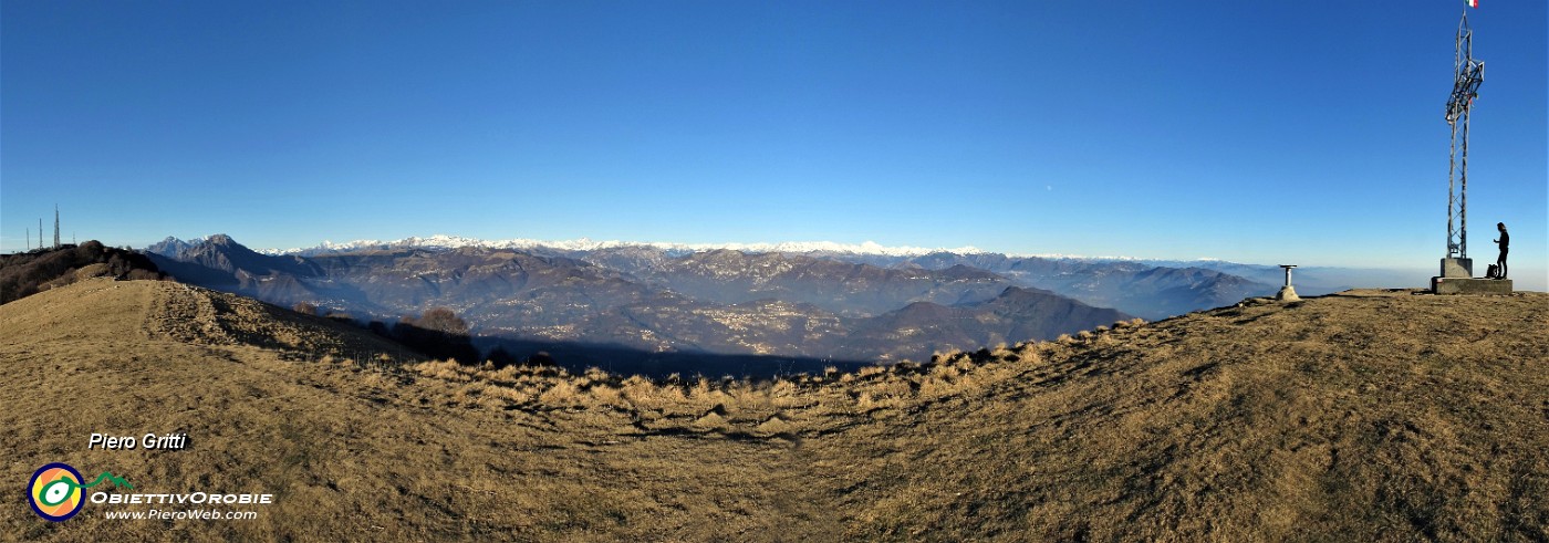 43 Vista panoramica dal Linzone verso valli e monti delle Orobie.jpg